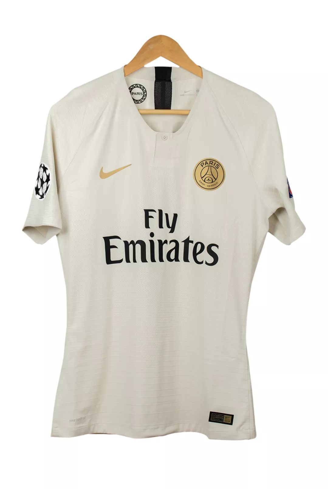 关于克里夫兰骑士迎欧冠关键赛；赛前完成体检；更衣室稳定；高层口径保持一致的信息